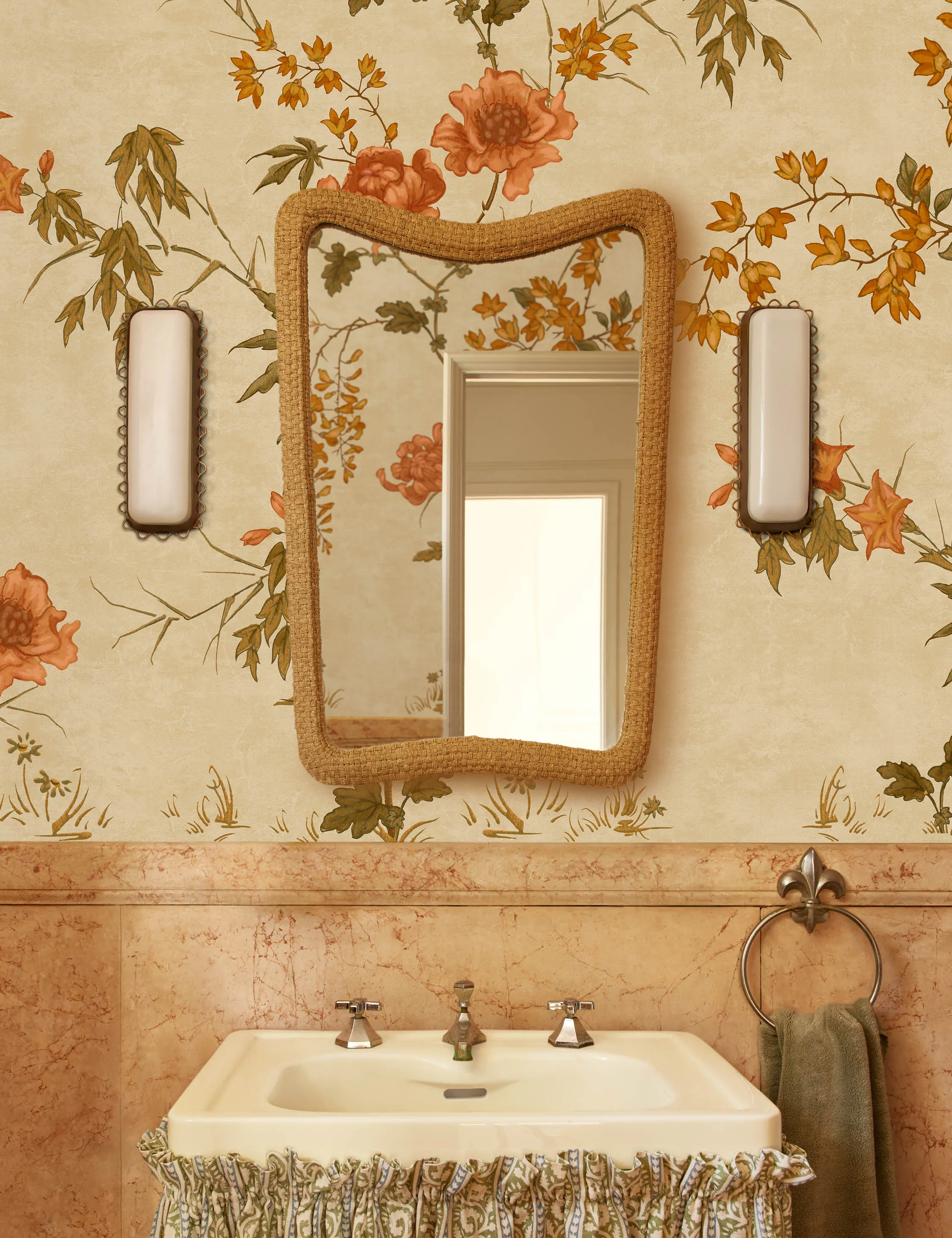 Anora Mirror Lulu and Georgia