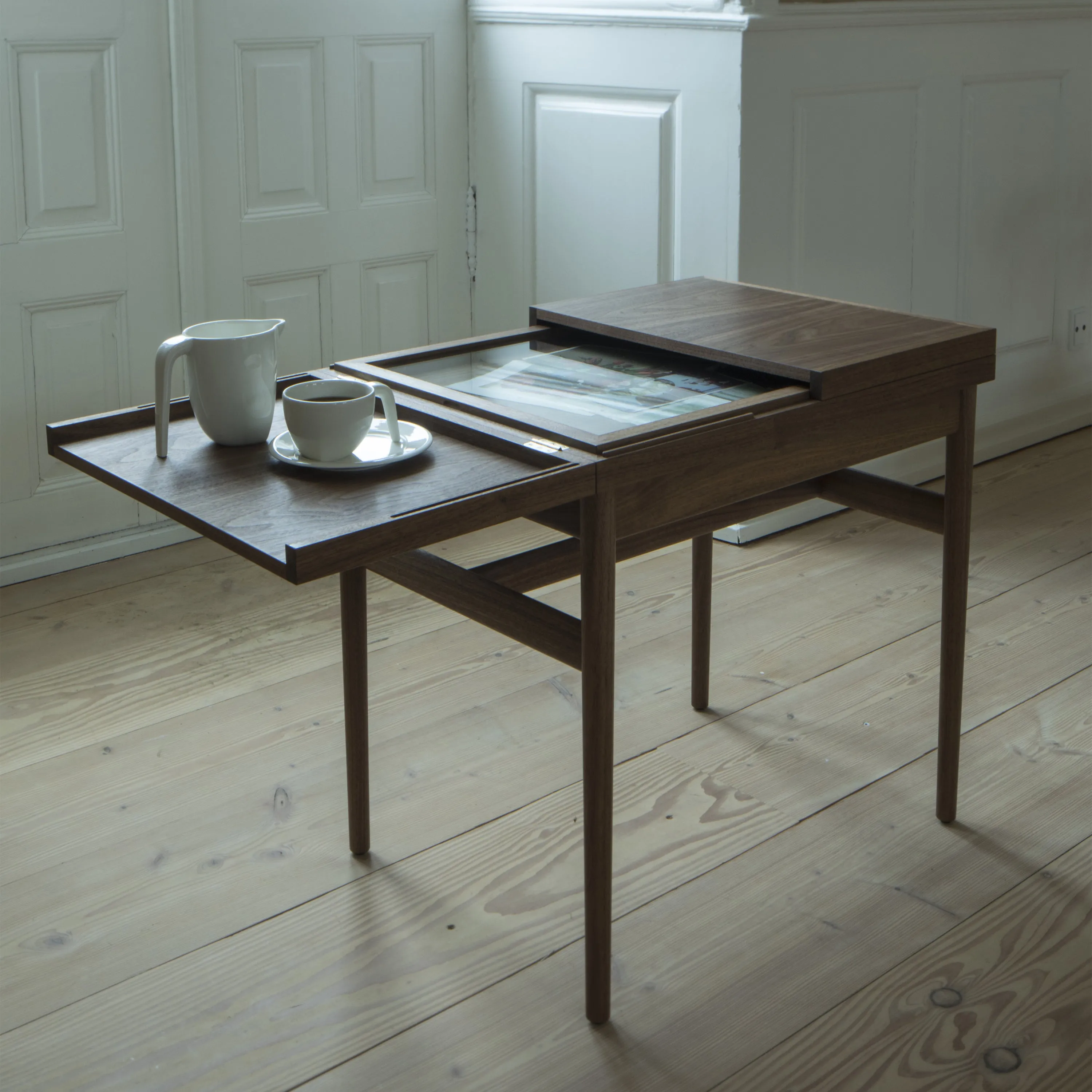 Art Collectors Table