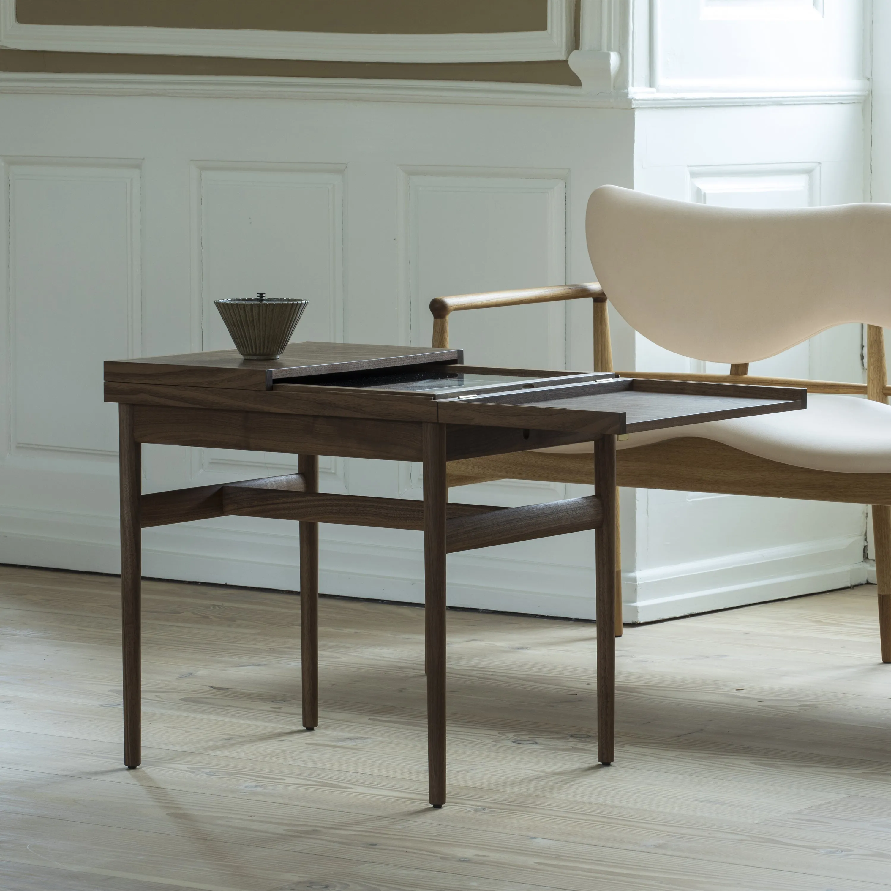 Art Collectors Table