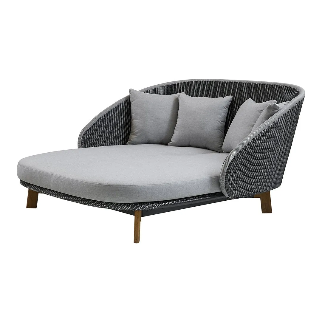 Peacock Outdoor Daybed w/ Table