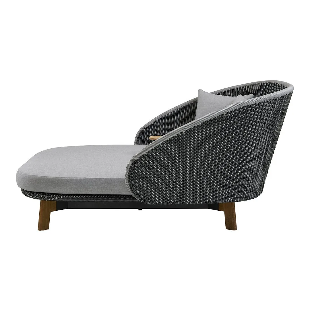 Peacock Outdoor Daybed w/ Table